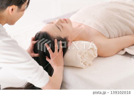 ヘッドスパ施術を受ける女性 ヘッドスパ施術を受ける女性 139102018