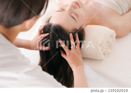 ヘッドスパ施術を受ける女性 139102019