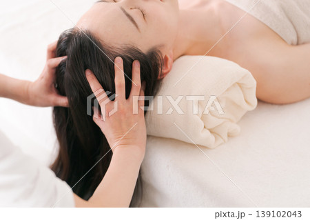 ヘッドスパ施術を受ける女性 ヘッドスパ施術を受ける女性 139102043