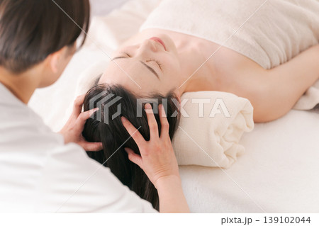 ヘッドスパ施術を受ける女性 ヘッドスパ施術を受ける女性 139102044