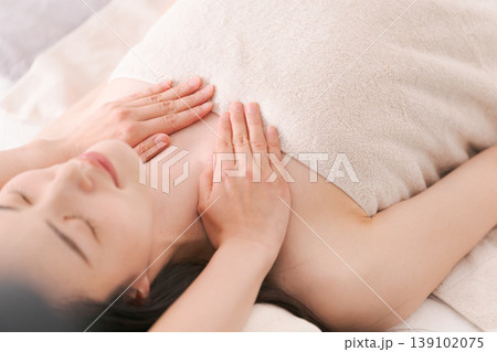 エステで施術を受ける女性 エステで施術を受ける女性 139102075