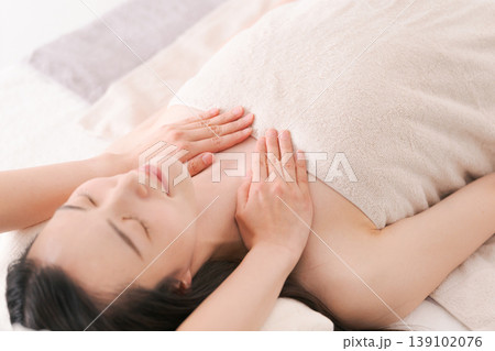 エステで施術を受ける女性 139102076
