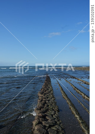 青島と鬼の洗濯板を望む爽やかな海景色 青島と鬼の洗濯板を望む爽やかな海景色 139102091