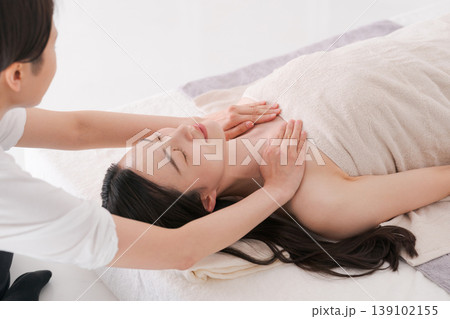 エステで施術を受ける女性 139102155