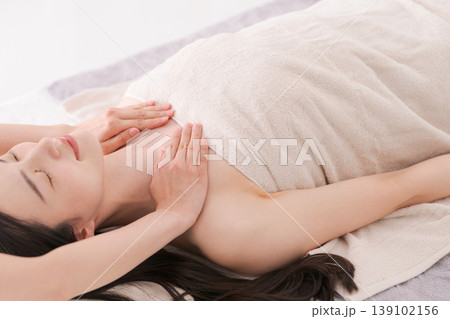 エステで施術を受ける女性 139102156