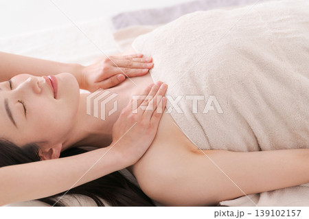 エステで施術を受ける女性 139102157