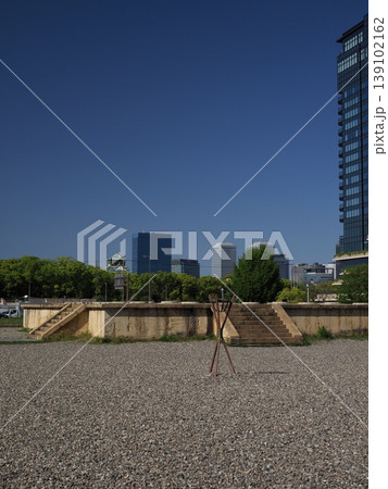 大阪・難波宮跡公園と大阪城天守閣、高層ビル 139102162