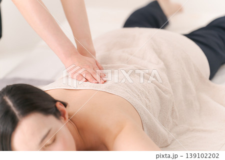 エステを受ける女性 エステを受ける女性 139102202