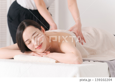 エステを受ける女性 エステを受ける女性 139102204