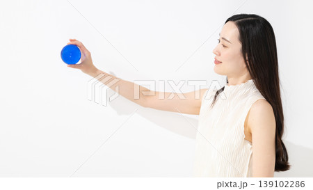 地球儀を持つ女性 139102286