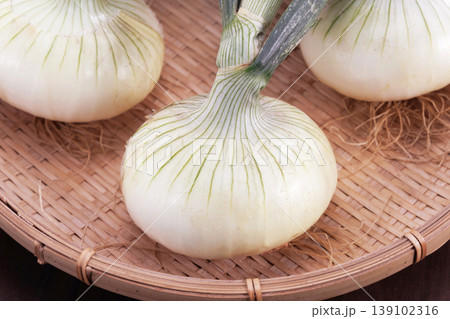 ザルに入った新鮮な新玉ねぎ 139102316