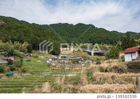 春の山村風景　奈良県高市郡明日香村 139102330
