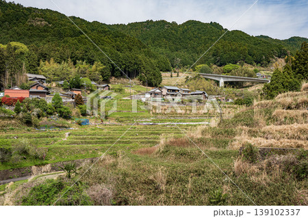 春の山村風景 奈良県高市郡明日香村 春の山村風景 奈良県高市郡明日香村 139102337