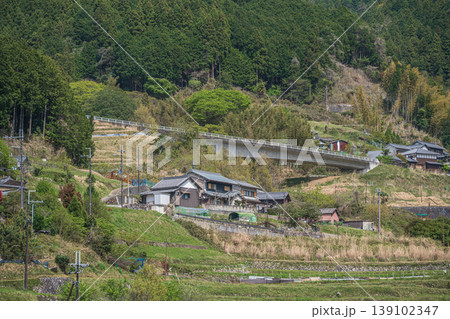 明日香村上(かむら)地区の棚田に架かる橋 きつわき橋 奈良県 明日香村上(かむら)地区の棚田に架かる橋 きつわき橋 奈良県 139102347