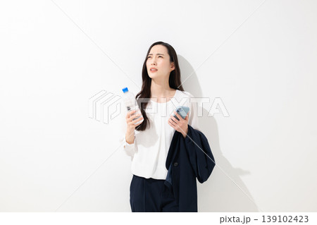 暑がる女性 暑がる女性 139102423