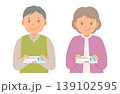 免許証を自主返納する高齢者夫婦 139102595