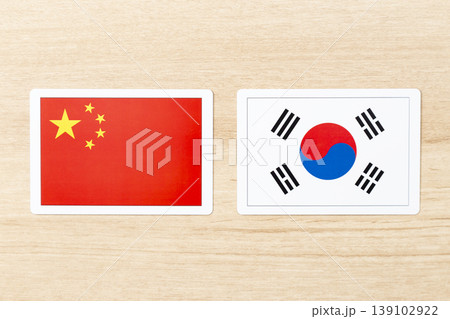 机に置かれた中国と韓国の国旗 139102922