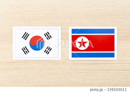 机に置かれた韓国と北朝鮮の国旗 机に置かれた韓国と北朝鮮の国旗 139103011