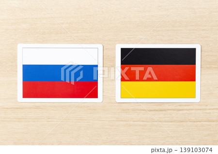 机に置かれたロシアとドイツの国旗 机に置かれたロシアとドイツの国旗 139103074