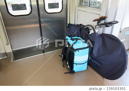 列車内の輪行風景 列車内の輪行風景 139103301
