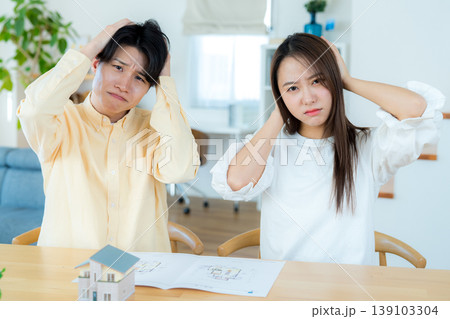 マイホーム購入を悩む若い夫婦 139103304
