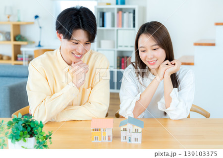 住宅購入を考える夫婦 139103375