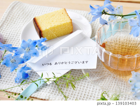 いつもありがとう 感謝のメッセージと淡いブルーの小花たち いつもありがとう 感謝のメッセージと淡いブルーの小花たち 139103403