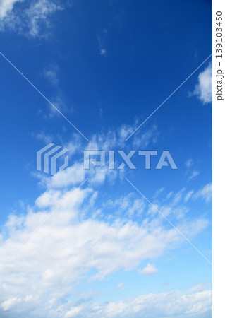 青空に浮かぶ雲 139103450
