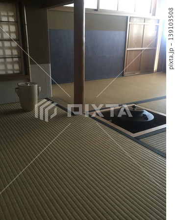 夏の日本家屋廊下 139103508