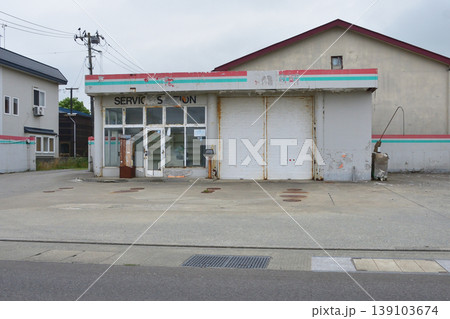 閉店後風化が進んだガソリンスタンド 閉店後風化が進んだガソリンスタンド 139103674