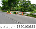 路肩陥没で規制線が張られた道路 139103683