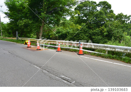 路肩陥没で規制線が張られた道路 路肩陥没で規制線が張られた道路 139103683