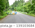 路肩陥没で規制線が張られた道路 139103684