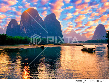 桂林の美しい奇岩群の夕景 桂林の美しい奇岩群の夕景 139103730