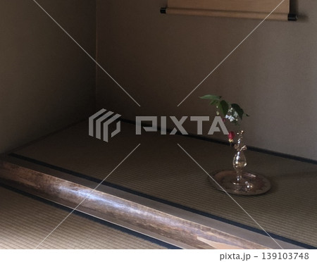 茶室床の間のガラスに入れた茶花 139103748
