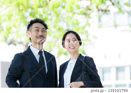 上司や信頼とキャリアイメージ未来や希望で見上げる、見つめる笑顔 上司や信頼とキャリアイメージ未来や希望で見上げる、見つめる笑顔 139103799