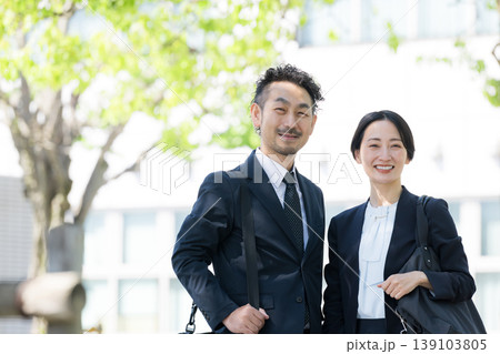 新緑の中屋外のビルの前で笑顔のビジネス男女上司や信頼とキャリアイメージカメラ目線笑顔 新緑の中屋外のビルの前で笑顔のビジネス男女上司や信頼とキャリアイメージカメラ目線笑顔 139103805