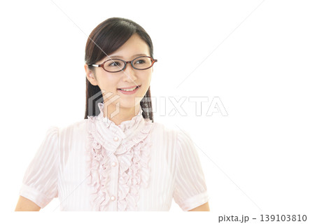 笑顔の女性社員 139103810
