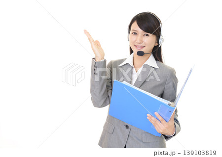案内するオペレーター 案内するオペレーター 139103819