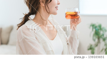 ティータイムに紅茶,ハーブティーを飲む女性の手元 ティータイムに紅茶,ハーブティーを飲む女性の手元 139103831