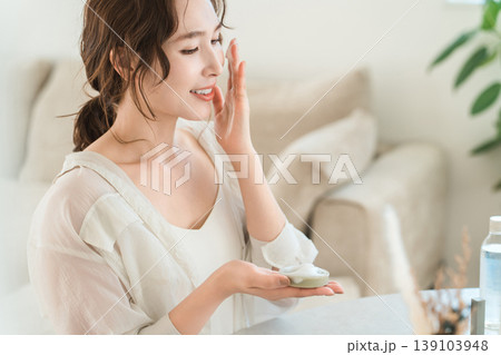 石鹸を泡立てる女性(クレンジング,洗顔) 石鹸を泡立てる女性(クレンジング,洗顔) 139103948