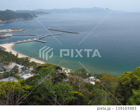 淡路島・大浜海水浴場の美しい海岸線を洲本城跡から望む俯瞰風景 淡路島・大浜海水浴場の美しい海岸線を洲本城跡から望む俯瞰風景 139103983