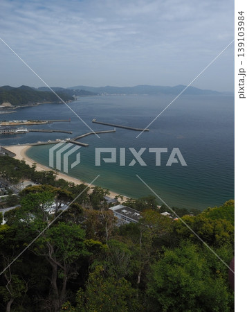 淡路島・大浜海水浴場の美しい海岸線を洲本城跡から望む俯瞰風景 淡路島・大浜海水浴場の美しい海岸線を洲本城跡から望む俯瞰風景 139103984