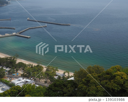 淡路島・大浜海水浴場の美しい海岸線を洲本城跡から望む俯瞰風景 139103986