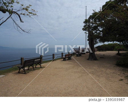 瀬戸内海の絶景を独り占めできる、洲本城・三熊山頂上の展望台 139103987