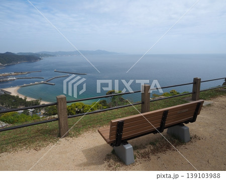 洲本城跡の展望台から見下ろす洲本市街と、穏やかに広がる瀬戸内海の絶景 洲本城跡の展望台から見下ろす洲本市街と、穏やかに広がる瀬戸内海の絶景 139103988