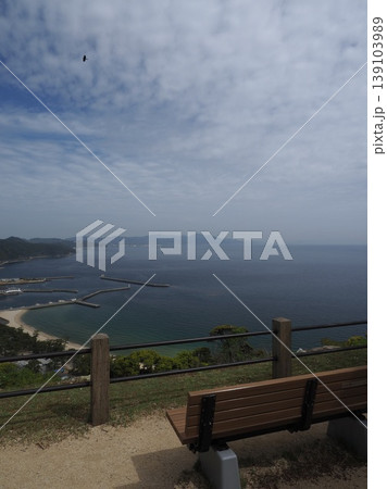洲本城跡の展望台から見下ろす洲本市街と、穏やかに広がる瀬戸内海の絶景 139103989