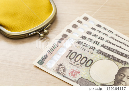 机に置かれた1万円札と財布 139104117