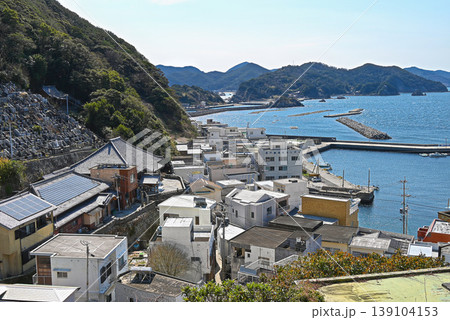 【大分県津久見市】高台から見た保戸島集落の風景 139104153