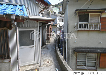 【大分県津久見市】保戸島の狭い生活道路 【大分県津久見市】保戸島の狭い生活道路 139104169